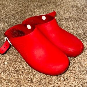 Women's Calzuro Red Slip-On Clogs